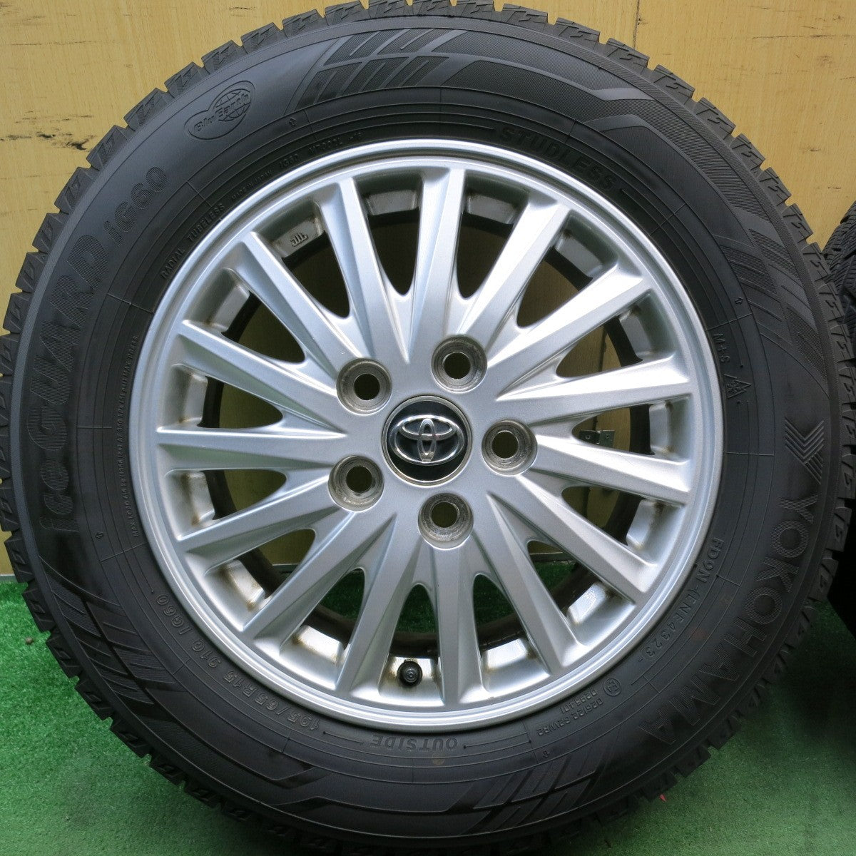 バリ溝!23年!9分★トヨタ 80系 ヴォクシー ノア エスクァイア 純正 195/65R15 スタッドレス ヨコハマ アイスガード iG60 15インチ PCD114.3/5H★5090408HAス