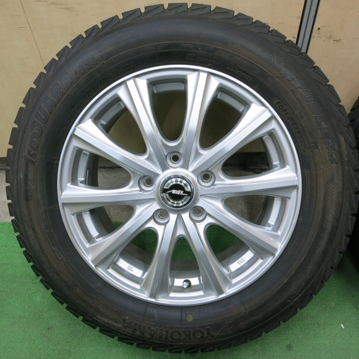 バリ溝!キレイ!9.5分以上★スタッドレス 215/60R16 ヨコハマ アイスガード iG30 AXEL アクセル 16インチ PCD114.3/5H★5041603ナス
