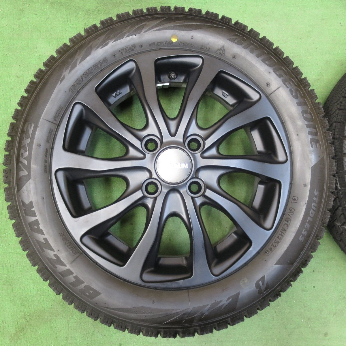 バリ溝!24年!キレイ!ほぼ10分★スタッドレス 155/65R14 ブリヂストン ブリザック VRX2 BALMINUM バルミナ 14インチ PCD100/4H★5022702イス