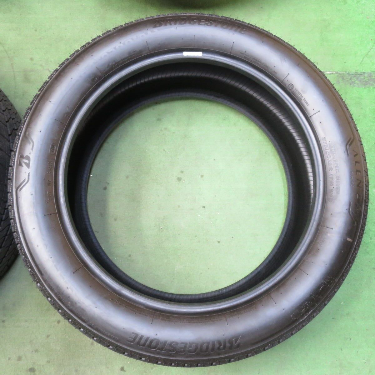 新車外し!24年★275/50R22 ブリヂストン アレンザ A/S 02 タイヤ 22インチ ランクル 200 セコイア タンドラ 等★5090601イノタ