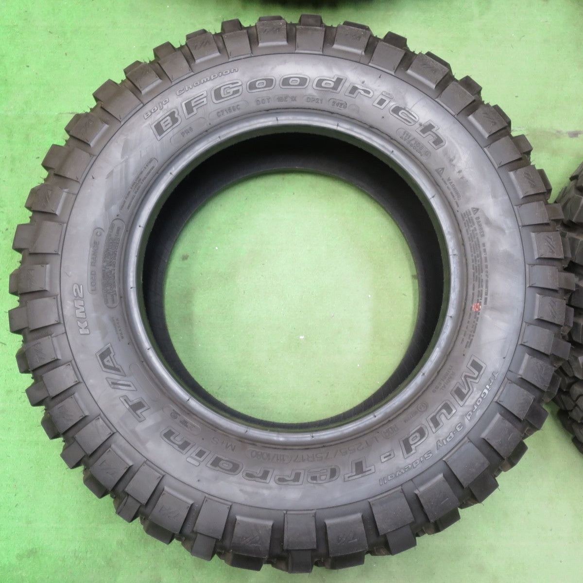 新車外し!23年★255/75R17 111/108Q BFグッドリッチ Mud-Terrain T/A KM2 タイヤ 17インチ ジープ ラングラー 等★5061001イノタ