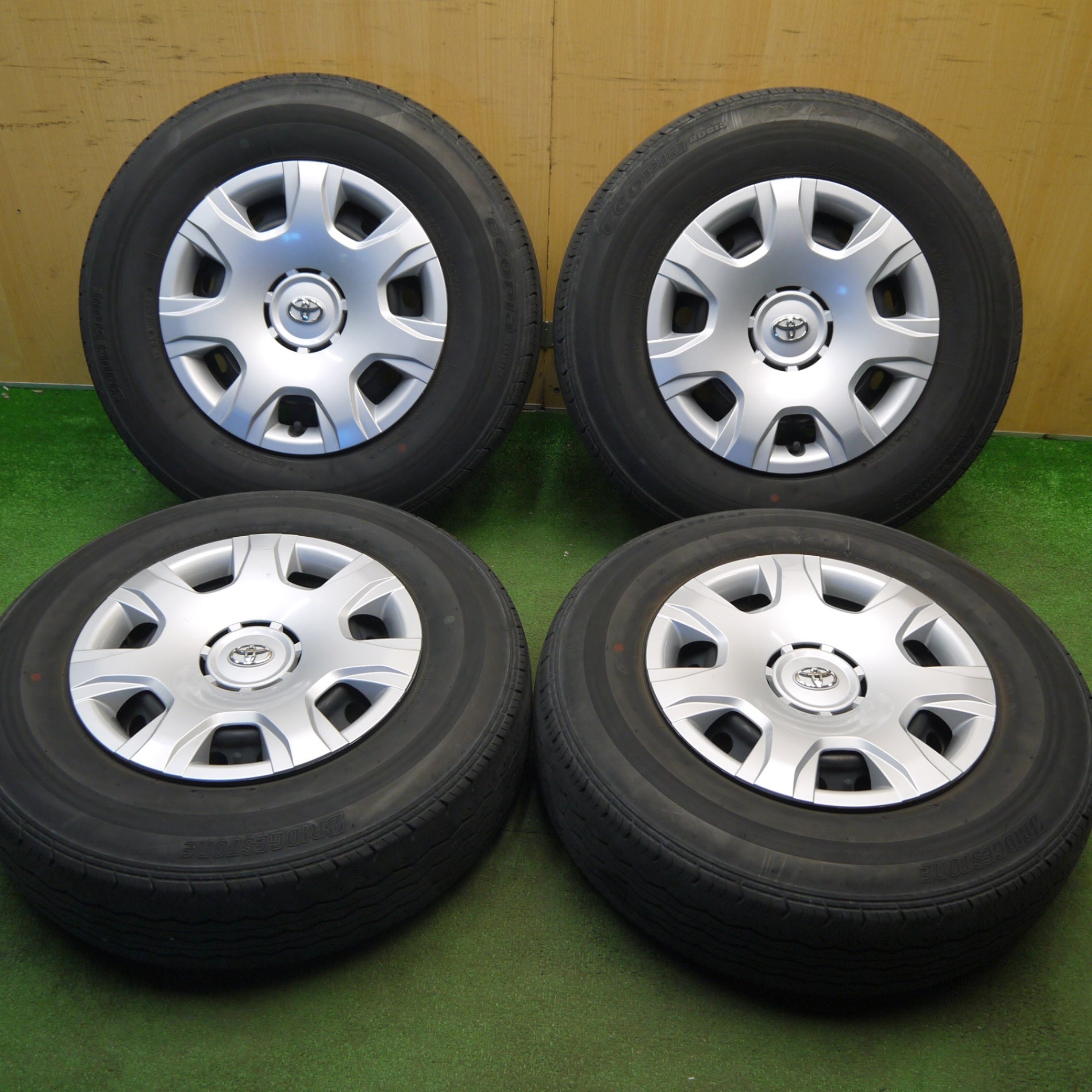 キレイ☆トヨタ 200系 ハイエース 純正 スチール 195/80R15 107/105N 