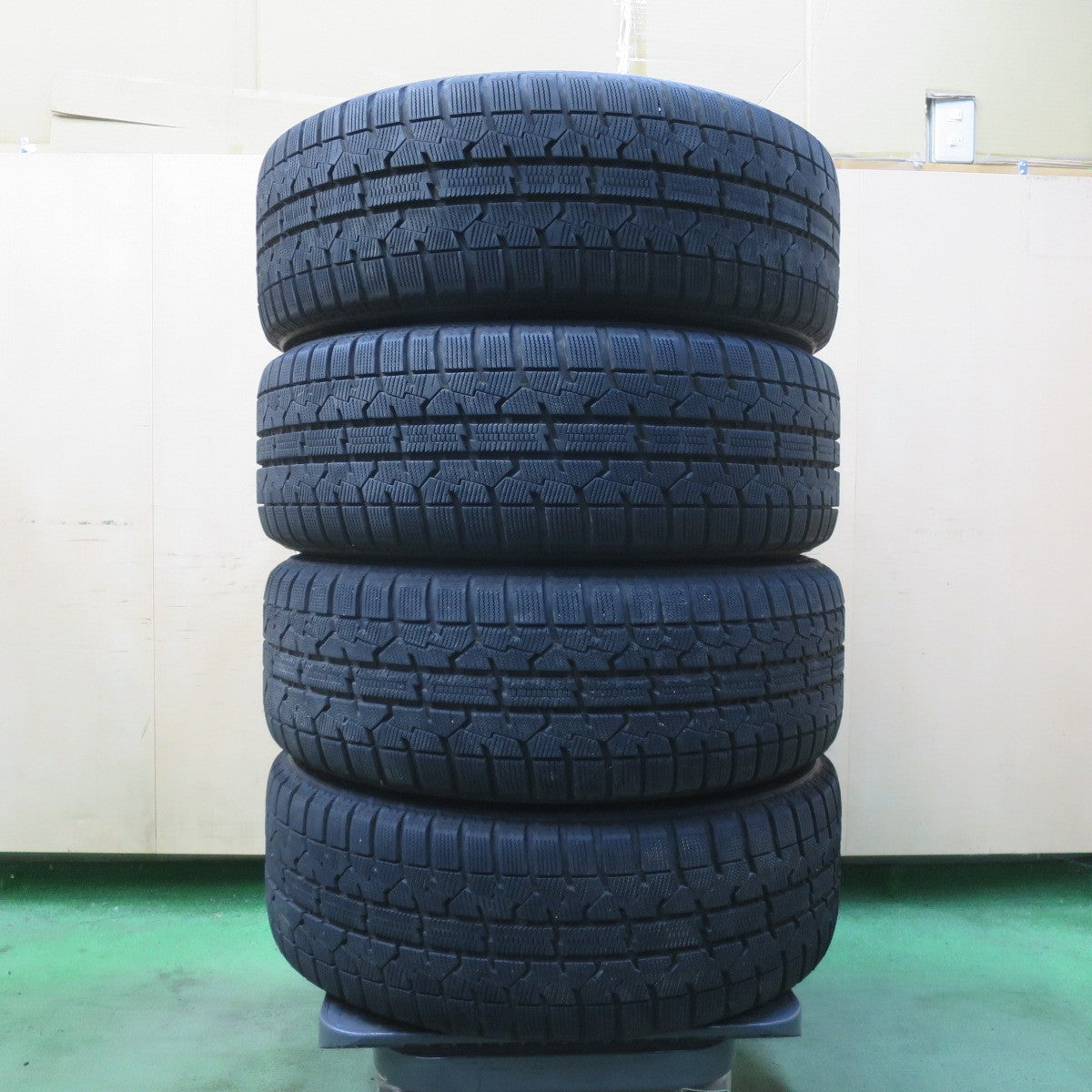 バリ溝!23年!キレイ!9.5分★スタッドレス 215/50R17 トーヨー オブザーブ ガリット GIZ TIRADO Eta LA STRADA ティラード ラストラーダ 17インチ PCD114.3/5H★6040703イス