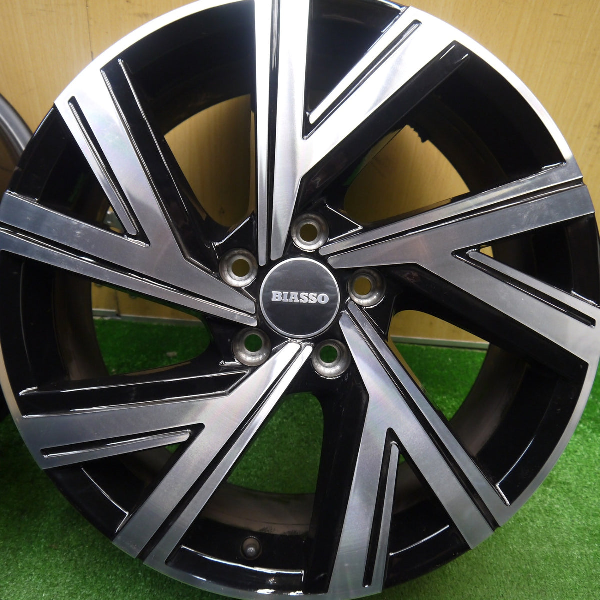 新車外し★VW ワーゲン ゴルフ8 R-LINE 純正 ホイール 18インチ 18×7.5J エンブレム BIASSO PCD112/5H★5120802Hホ