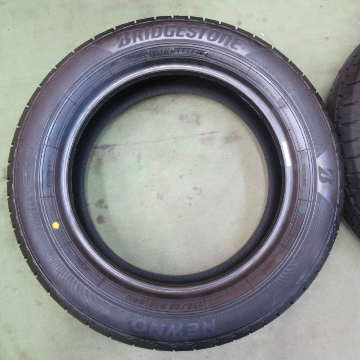 未使用!25年★175/65R15 ブリヂストン NEWNO ニューノ 15インチ タイヤ アクア ヴィッツ スペイド キューブ 等★6051508イノタ