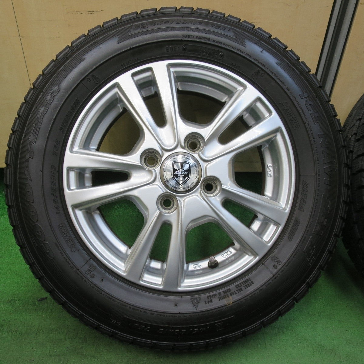 バリ溝!9.5分以上★スタッドレス 145/80R13 グッドイヤー アイスナビ ZEA2 JOKER ジョーカー 13インチ PCD100/4H★5031705イス