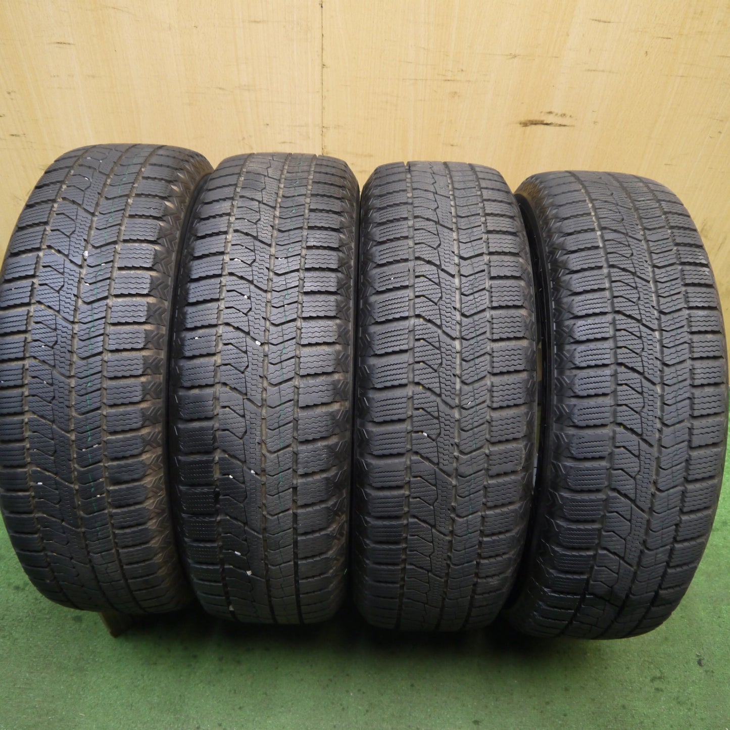 バリ溝!22年!キレイ!9.5分以上★スタッドレス 185/60R15 トーヨー オブザーブ GIZ2 JOKER ジョーカー 15インチ PCD100/4H★5080402Hス