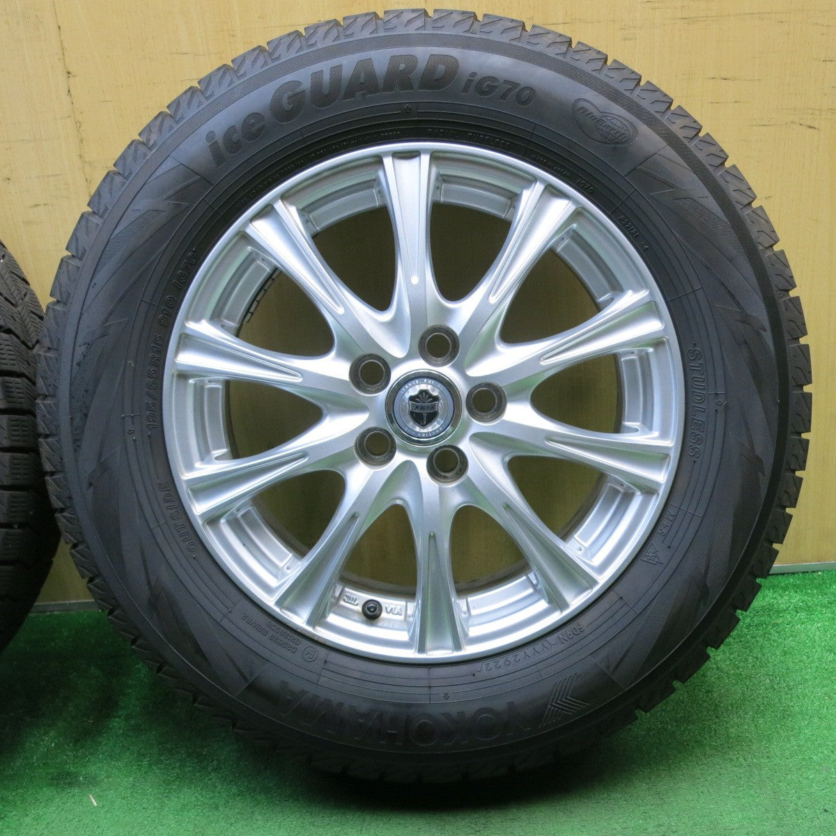 バリ溝!22年!キレイ!9.5分★プリウス 等 195/65R15 スタッドレス ヨコハマ アイスガード iG70 JOKER ジョーカー 15インチ PCD100/5H★5042503NJス