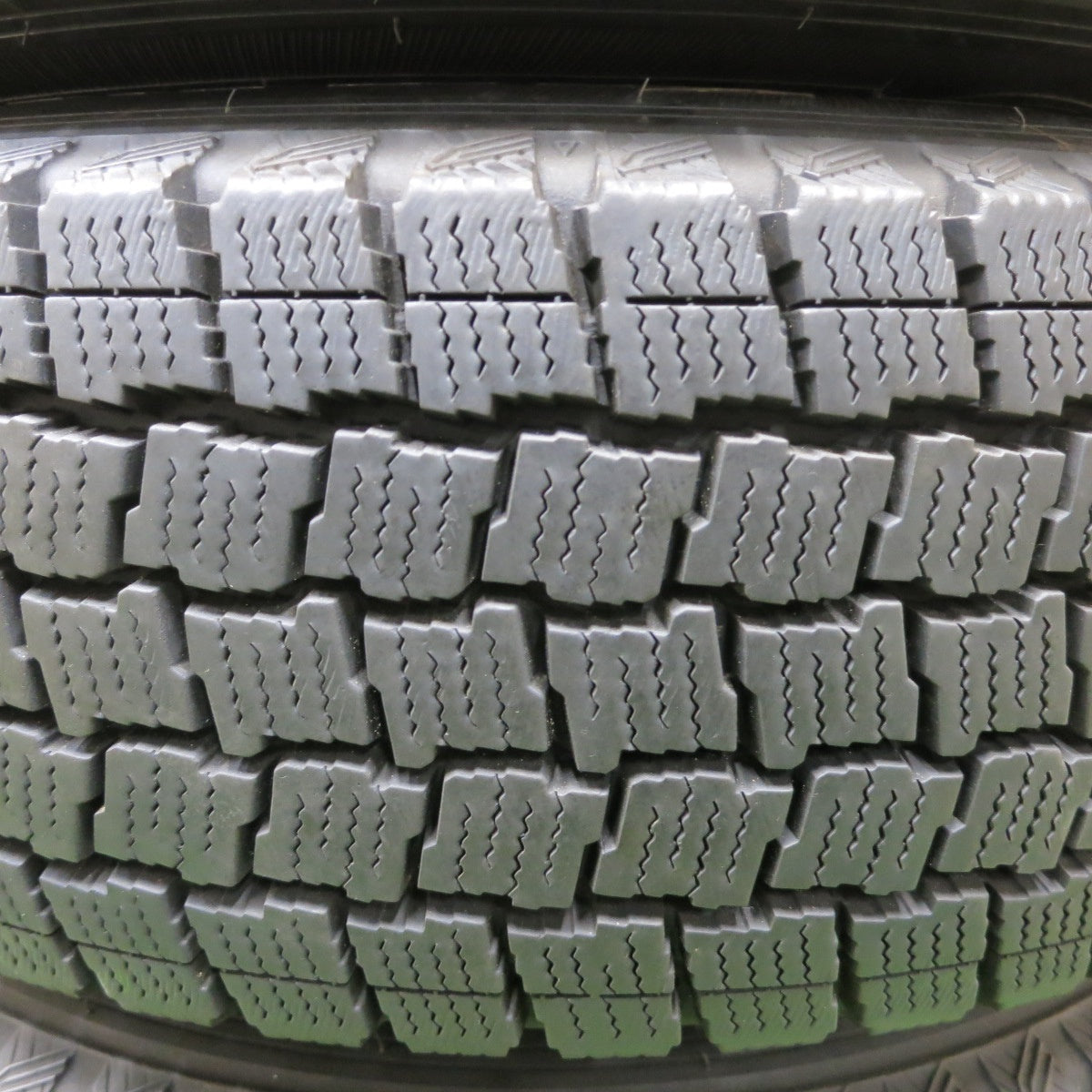 バリ溝!22年!キレイ!9.5分★ハイエース 等 195/80R15 107/105L DAYTONA スタッドレス グッドイヤー アイスナビ カーゴ デイトナ 15インチ PCD139.7/6H★5050701ナス