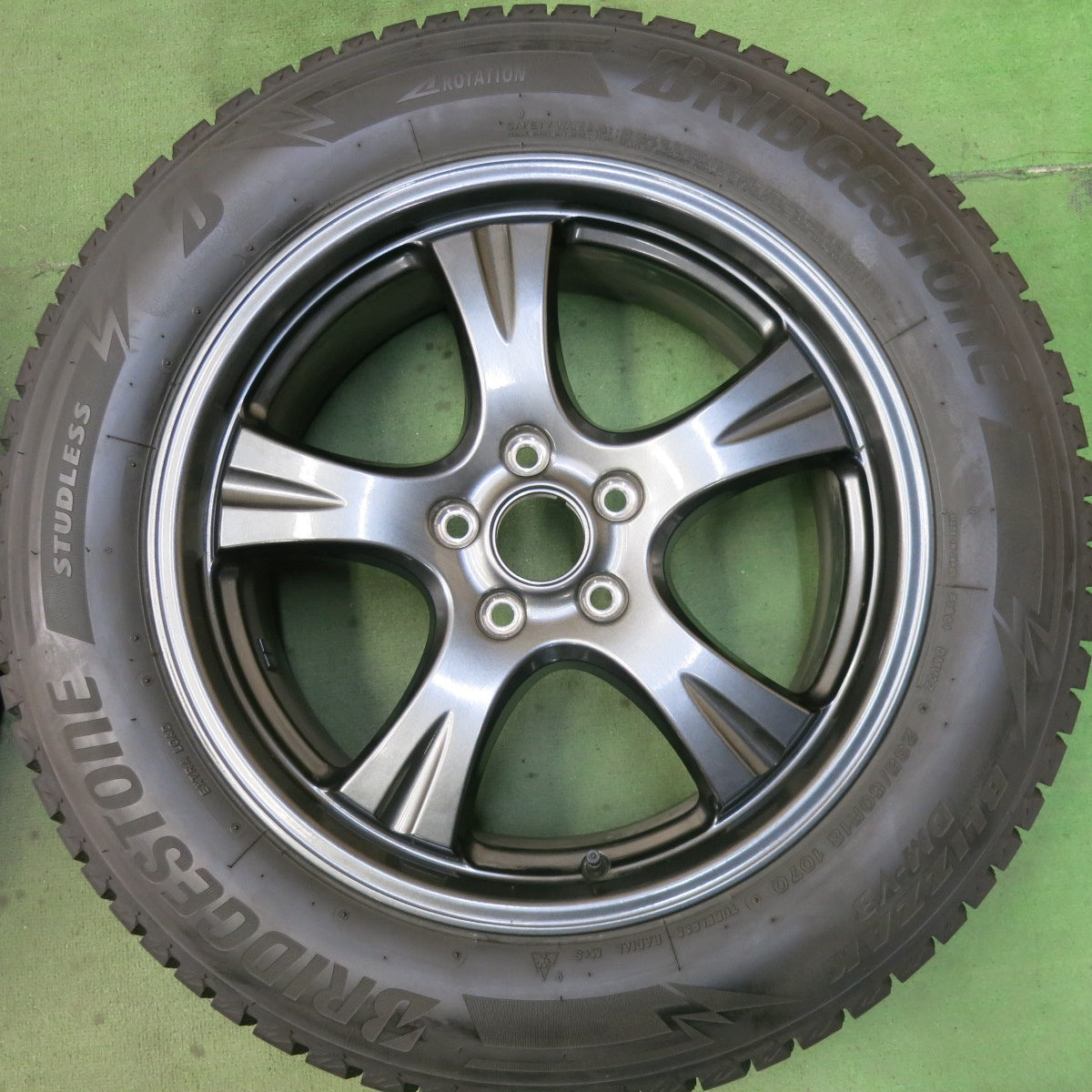 バリ溝!24年!キレイ!9.5分以上★トヨタ bZ4X 純正 235/60R18 スタッドレス ブリヂストン ブリザック DM-V3 18インチ PCD114.3/5H★5091801SKス