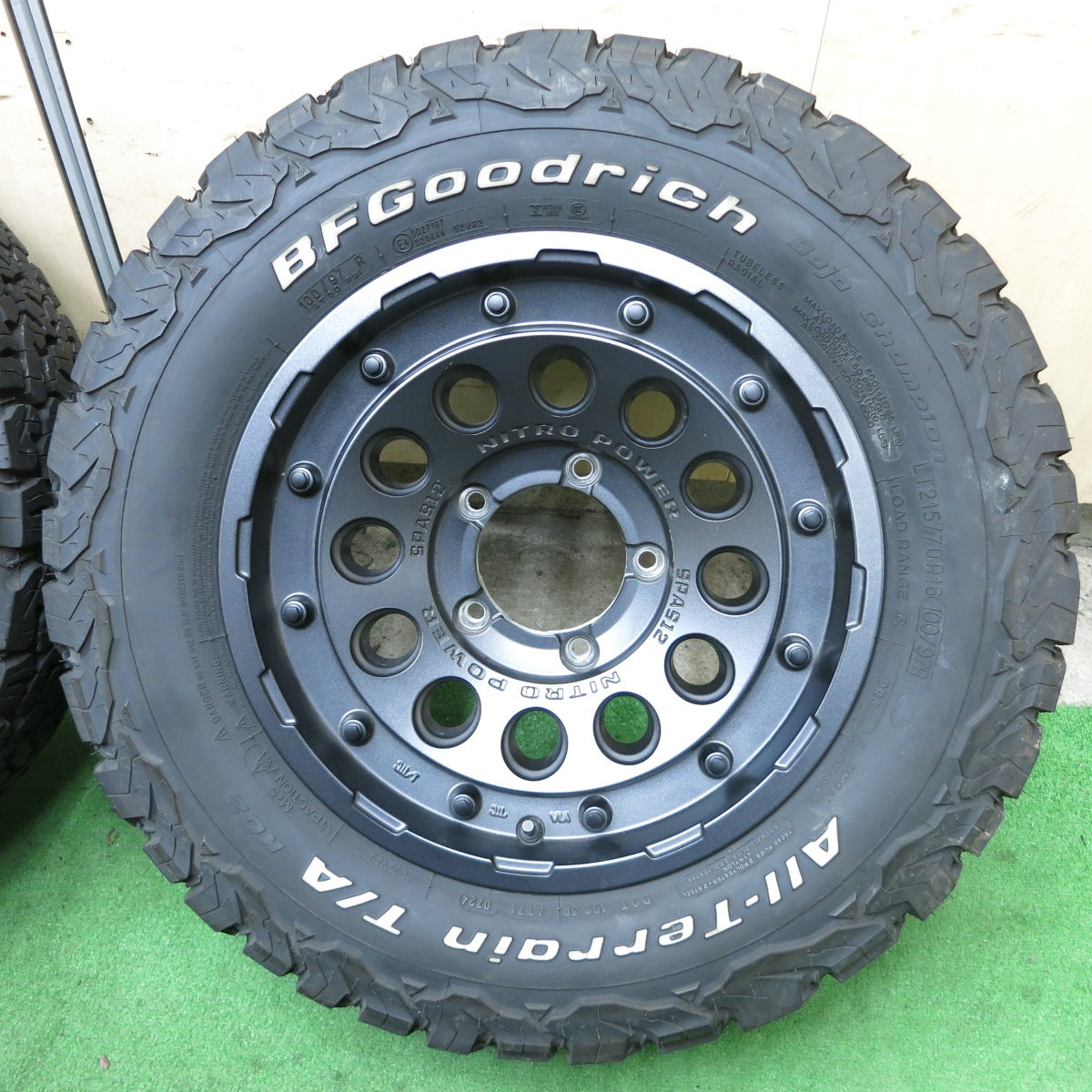 バリ溝!24年!キレイ!9.5分★NITRO POWER SPAS12 H12 SHOTGUN 215/70R16 BFグッドリッチ All-Terrain T/A KO2 16インチ ナイトロパワー PCD139.7/5H★5090501ナノ