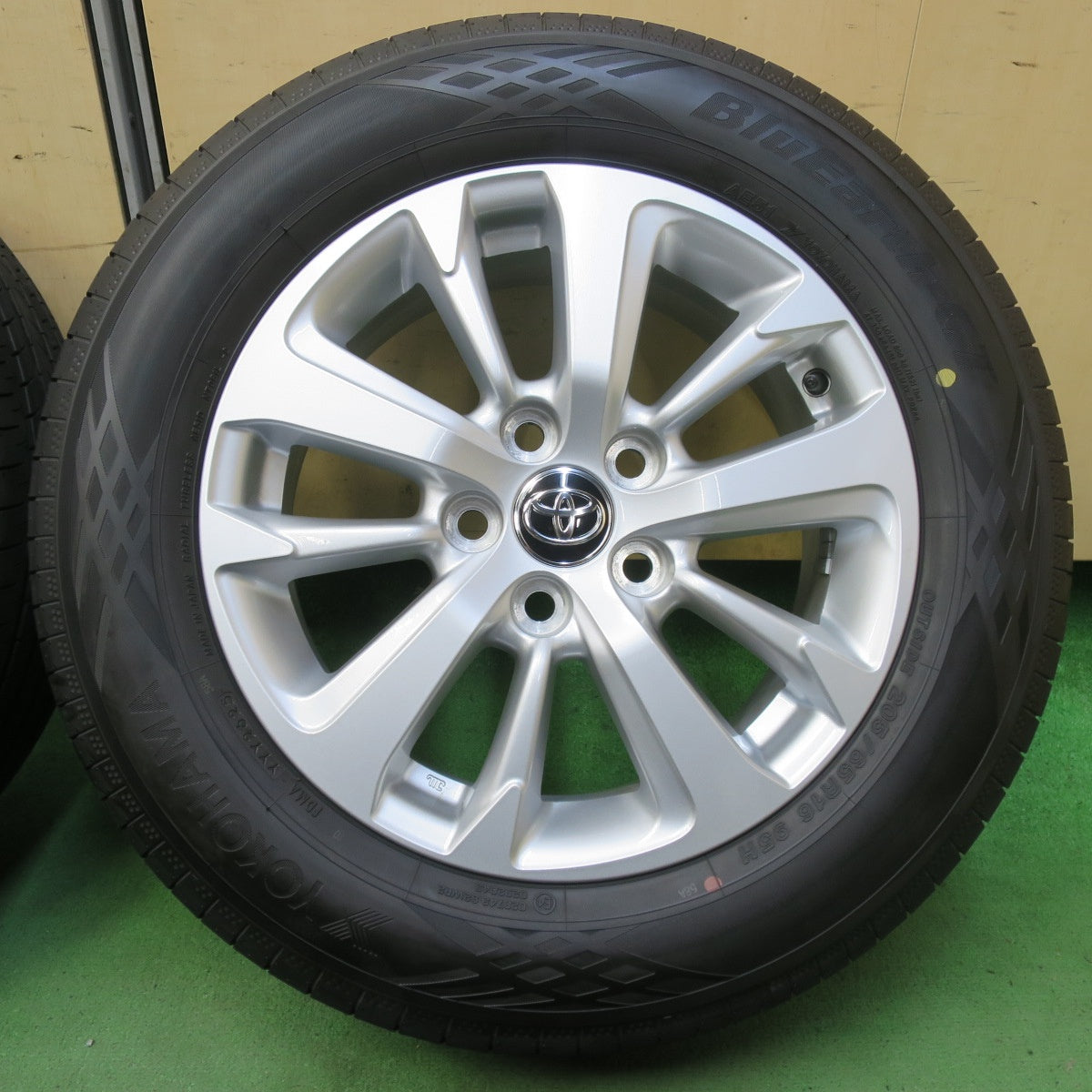 新車外し!25年★トヨタ ヤリス クロス 純正 205/65R16 ヨコハマ BluEarth-GT AE51 ブルーアース 16インチ PCD114.3/5H★5100607イノ