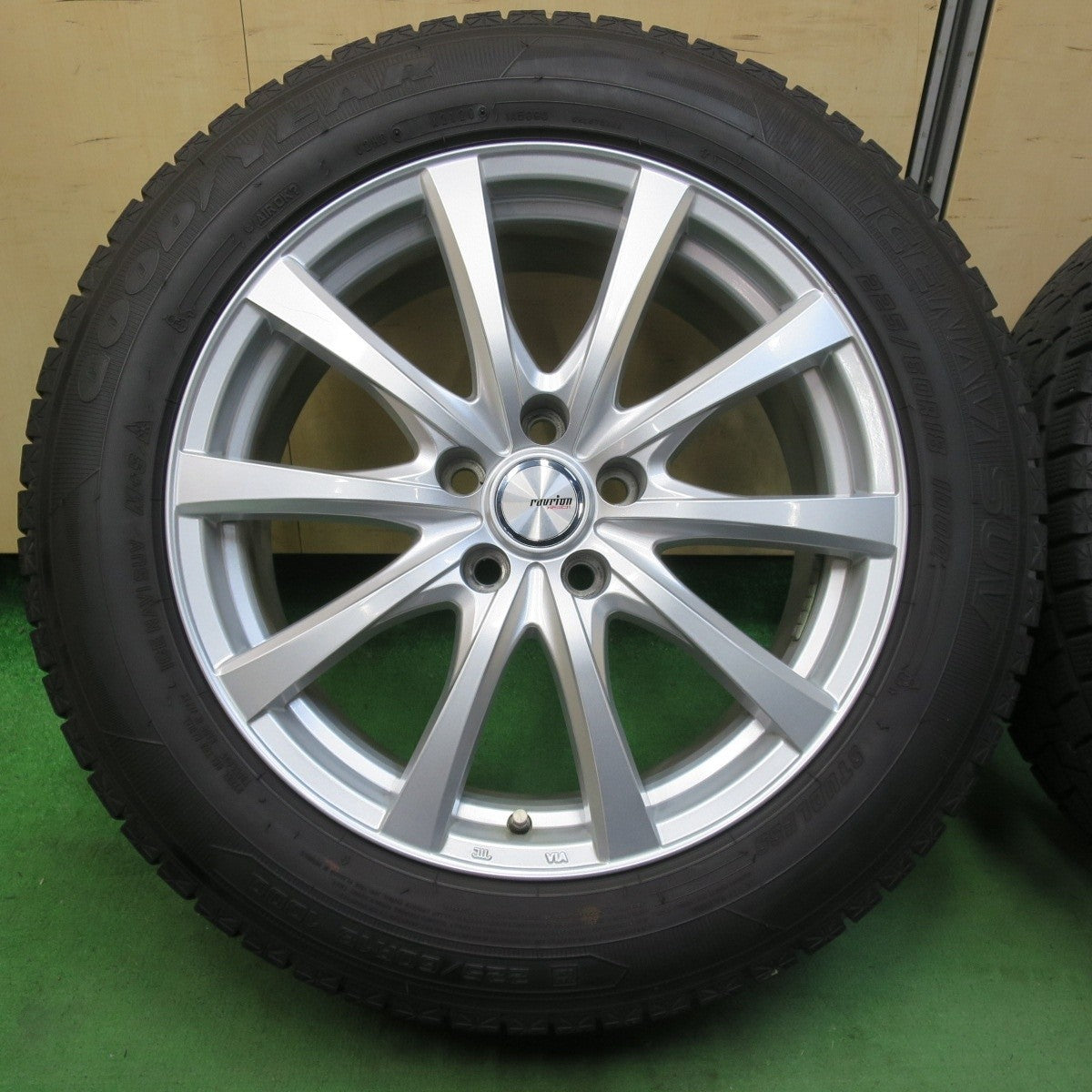 バリ溝!キレイ!9.5分★スタッドレス 225/60R18 グッドイヤー アイスナビ SUV ravrion RS01 ラブリオン 18インチ PCD114.3/5H★5040701イス