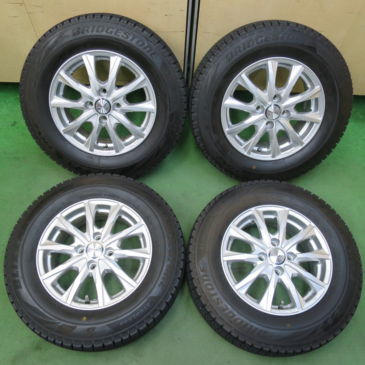 超バリ溝!23年!キレイ!ほぼ10分★スタッドレス 185/70R14 ブリヂストン ブリザック VRX2 JOKER ジョーカー 14インチ PCD100/4H★5100711イス