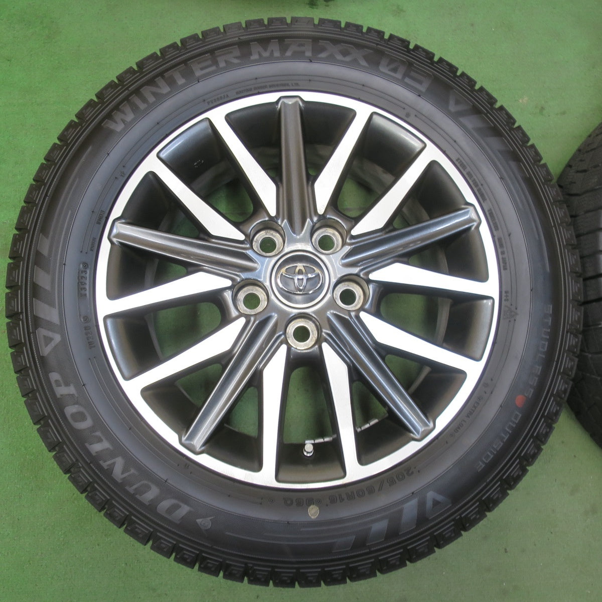 バリ溝!23年!9.5分★トヨタ 80系 ヴォクシー ノア 純正 205/60R16 スタッドレス ダンロップ ウインターマックス03 16インチ PCD114.3/5H★5092603イス