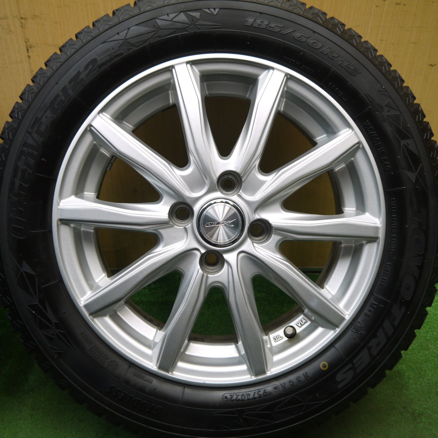 バリ溝!22年!キレイ!9.5分以上★スタッドレス 185/60R15 トーヨー オブザーブ GIZ2 JOKER ジョーカー 15インチ PCD100/4H★5080402Hス