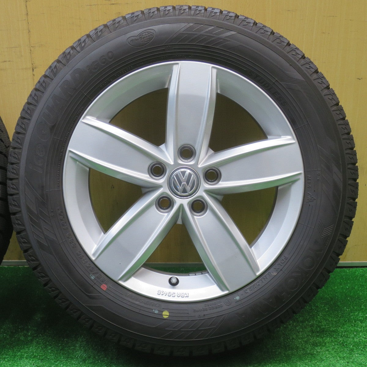 バリ溝!23年!キレイ!9.5分★ワーゲン ポロ 純正 185/65R15 スタッドレス ヨコハマ アイスガード iG60 15インチ PCD100/5H★5101602NJス
