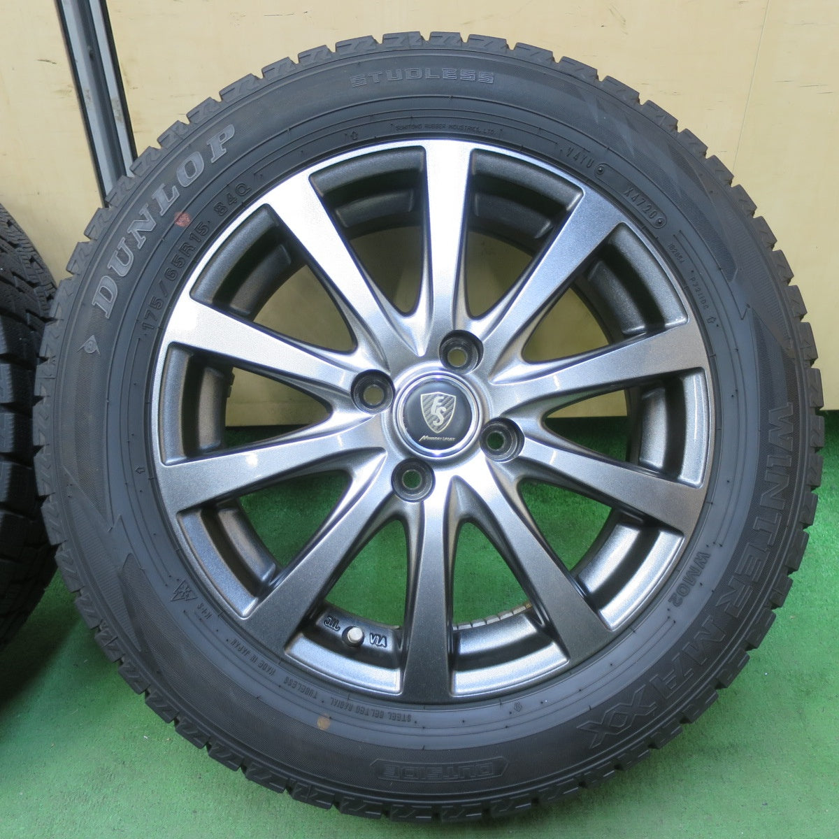 バリ溝!キレイ!9分★スタッドレス 175/65R15 ダンロップ ウインターマックス WM02 MANARAY SPORT マナレイ スポーツ 15インチ PCD100/4H★5080804イス