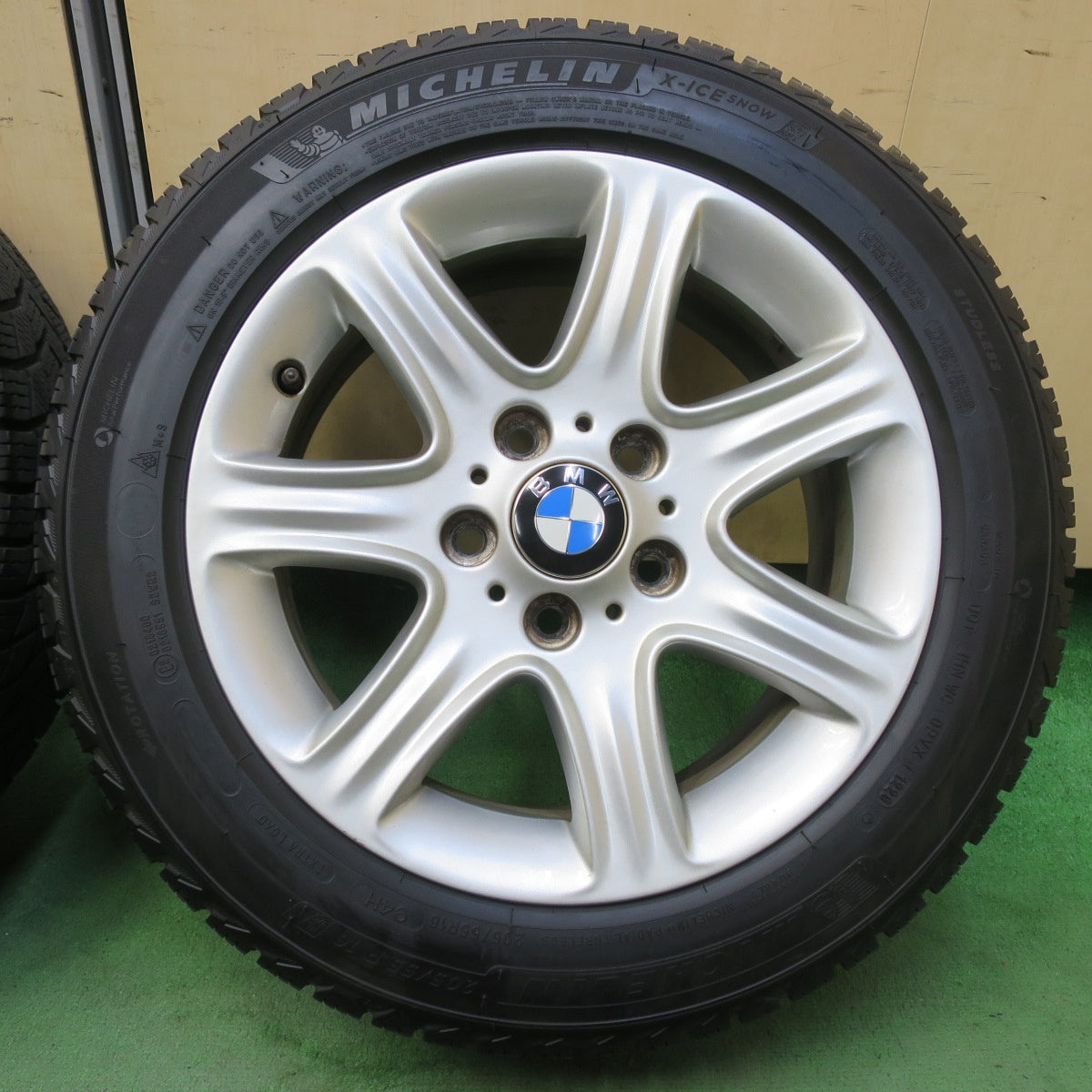 バリ溝!8.5分★BMW 1シリーズ F20 純正 205/55R16 スタッドレス ミシュラン X-ICE SNOW 16インチ PCD120/5H★5092902イス