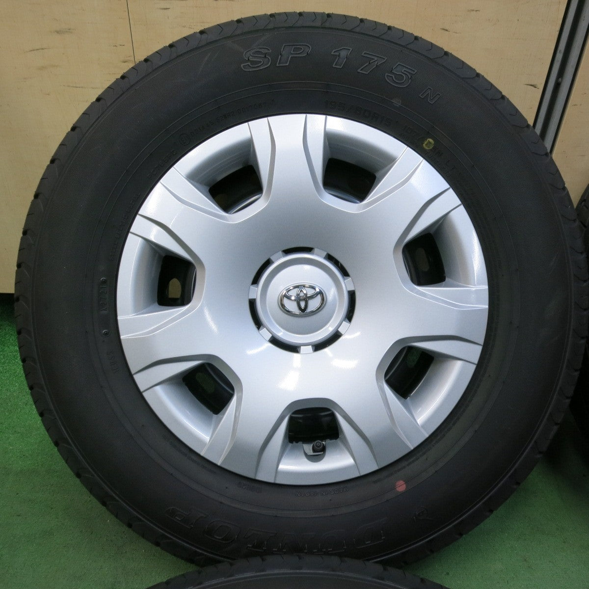 新車外し!21年★トヨタ 200系 ハイエース 純正 スチール 195/80R15 107/105N ダンロップ SP175N 15インチ PCD139.7/6H★5061310SYノ
