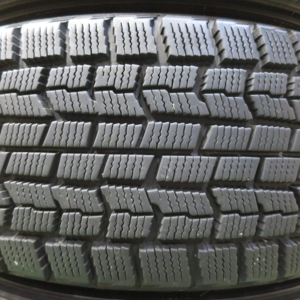 バリ溝!9.5分★スタッドレス 215/60R16 グッドイヤー アイスナビ ZEA Zauber ザウバー 16インチ PCD114.3/5H★5093015イス