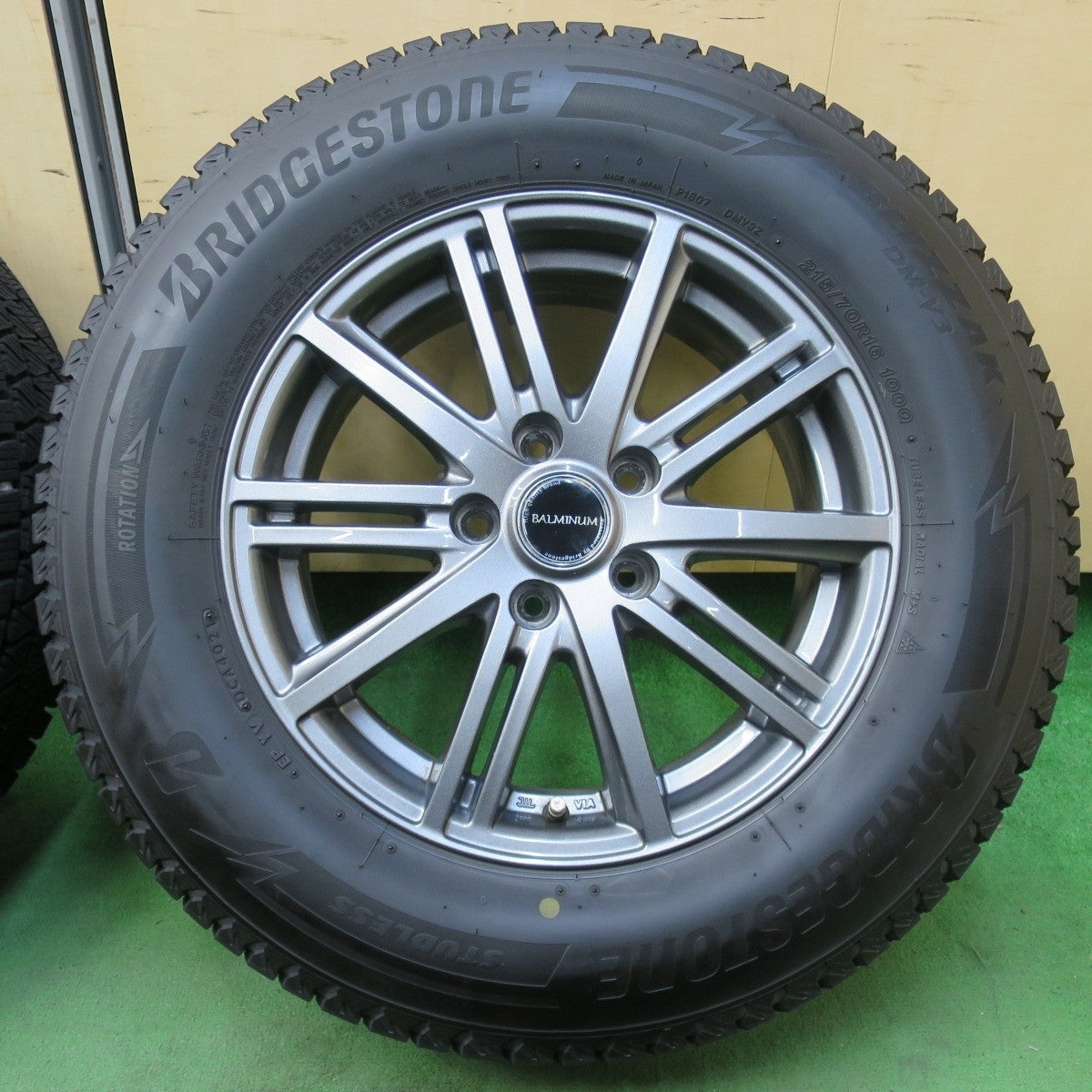 バリ溝!21年!キレイ!9分★スタッドレス 215/70R16 ブリヂストン ブリザック DM-V3 BALMINUM バルミナ 16インチ PCD114.3/5H★5040301イス