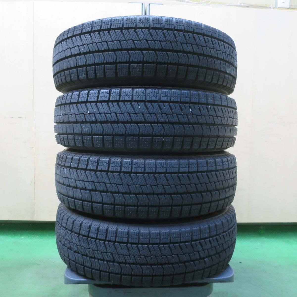 バリ溝!23年!キレイ!ほぼ10分★スタッドレス 165/65R14 ブリヂストン ブリザック VRX2 NIRVANA NV ニルバーナ ニルヴァーナ 14インチ ソリオ ハスラー 等 PCD100/4H★5123016イス