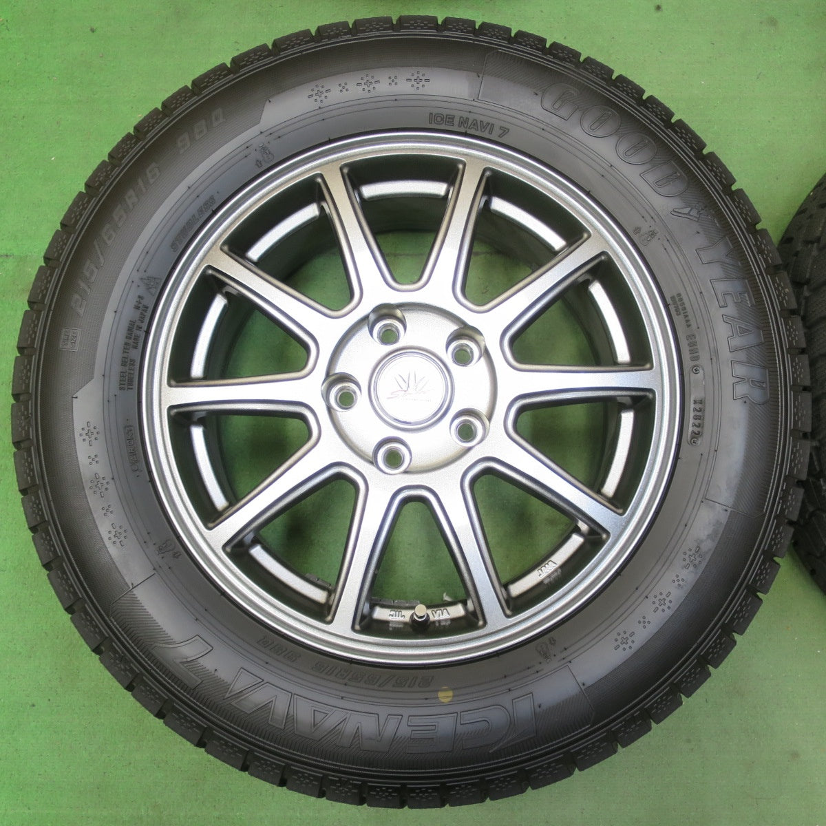 バリ溝!22年!キレイ!ほぼ10分★LOXARNY SPORT 215/65R16 スタッドレス グッドイヤー アイスナビ7 ロクサーニ スポーツ 16インチ PCD114.3/5H★5061808イス