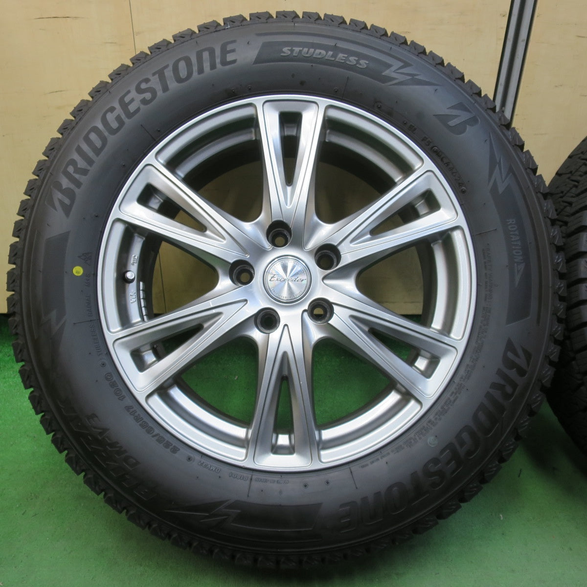 バリ溝!24年!キレイ!ほぼ10分★スタッドレス 225/65R17 ブリヂストン ブリザック DM-V3 Exceeder エクシーダー 17インチ PCD114.3/5H★5051503イス
