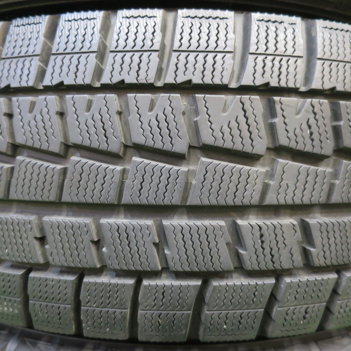 バリ溝!9.5分★スタッドレス 215/60R16 ダンロップ ウインターマックス WM01 タイヤ 16インチ エスティマ クラウン CX-3 オデッセイ等★4102508イスタ