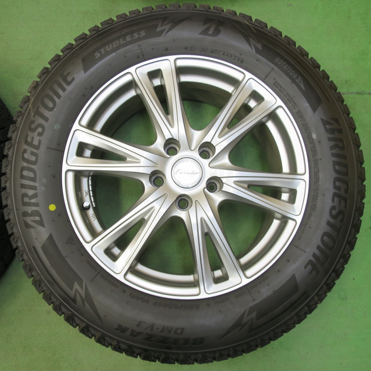 バリ溝!24年!キレイ!ほぼ10分★スタッドレス 225/65R17 ブリヂストン ブリザック DM-V3 Exceeder エクシーダー 17インチ PCD114.3/5H★5051503イス