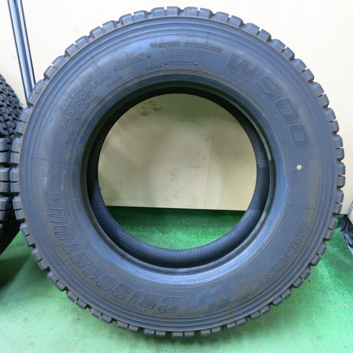 バリ溝!24年!9分!2本★トラック タイヤ 245/70R19.5 136/134J スタッドレス ブリヂストン W900 19.5インチ★5070407SYスタ