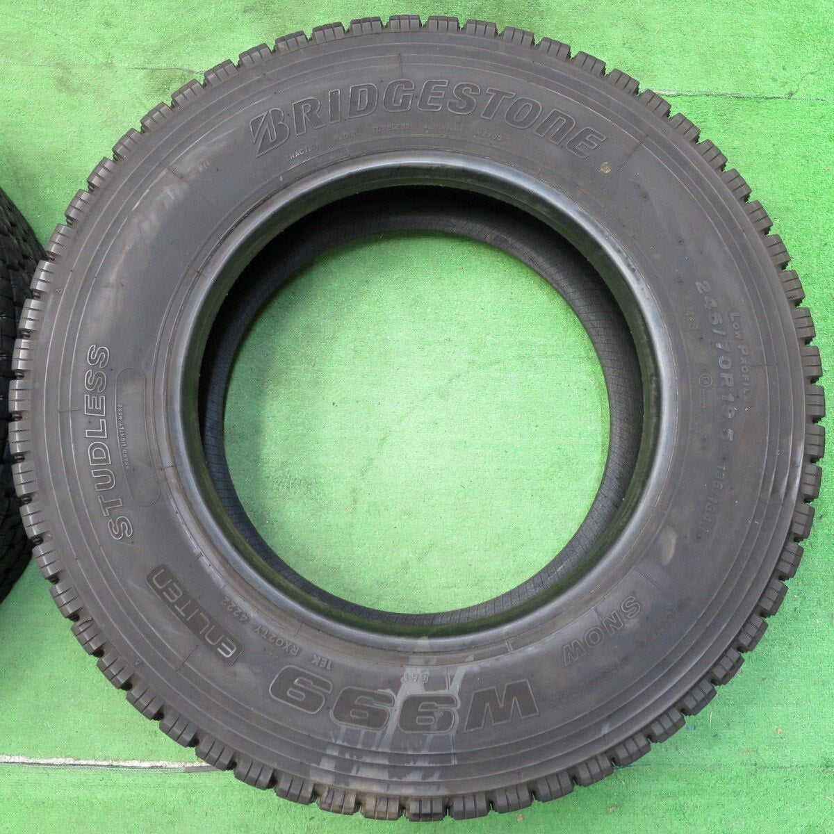 バリ溝!22年!9.5分★トラック タイヤ 245/70R19.5 136/134J スタッドレス ブリヂストン W999 19.5インチ★4061712イスタ