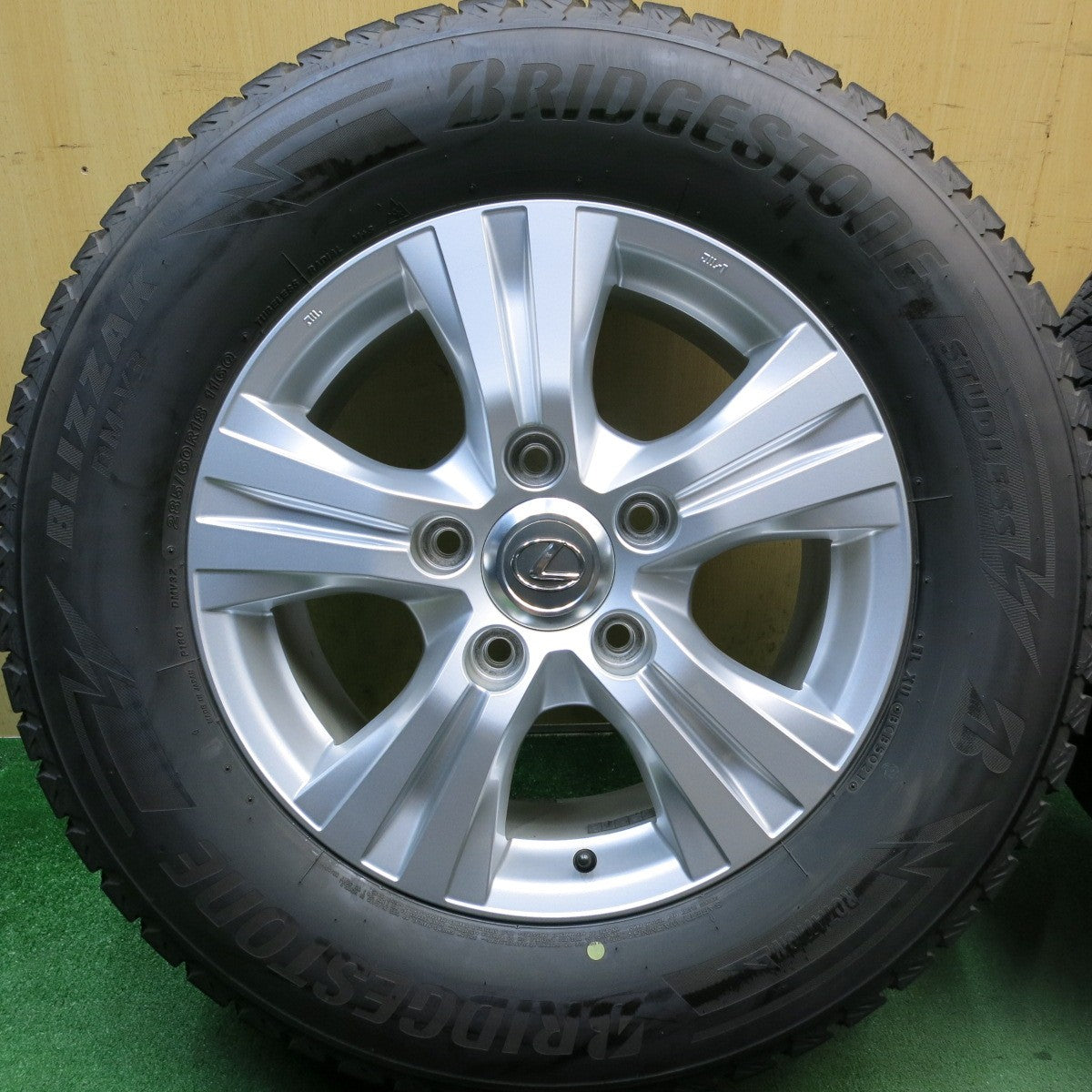 バリ溝!キレイ!9.5分◎レクサス LX 570 純正 285/60R18 スタッドレス ブリヂストン ブリザック DM-V3 18インチ PCD150/5H◎6101011HAス