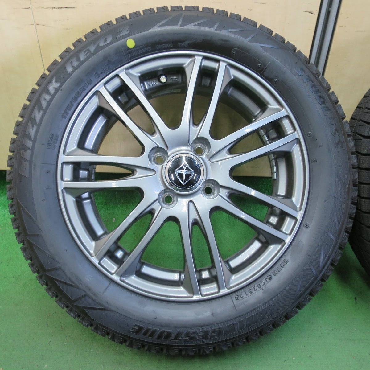バリ溝!キレイ!ほぼ10分★スタッドレス 175/65R15 ブリヂストン ブリザック REVO2 VELVA ヴェルヴァ 15インチ PCD100/4H★5051905イス