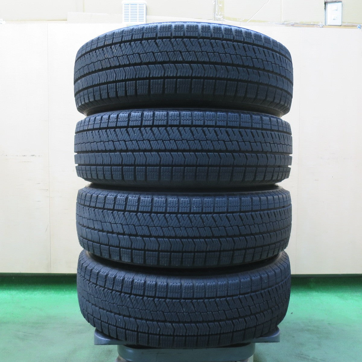 バリ溝!23年!キレイ!9.5分以上★スタッドレス 175/65R15 ブリヂストン ブリザック VRX2 BALMINUM バルミナ 15インチ PCD100/4H★5111810イス