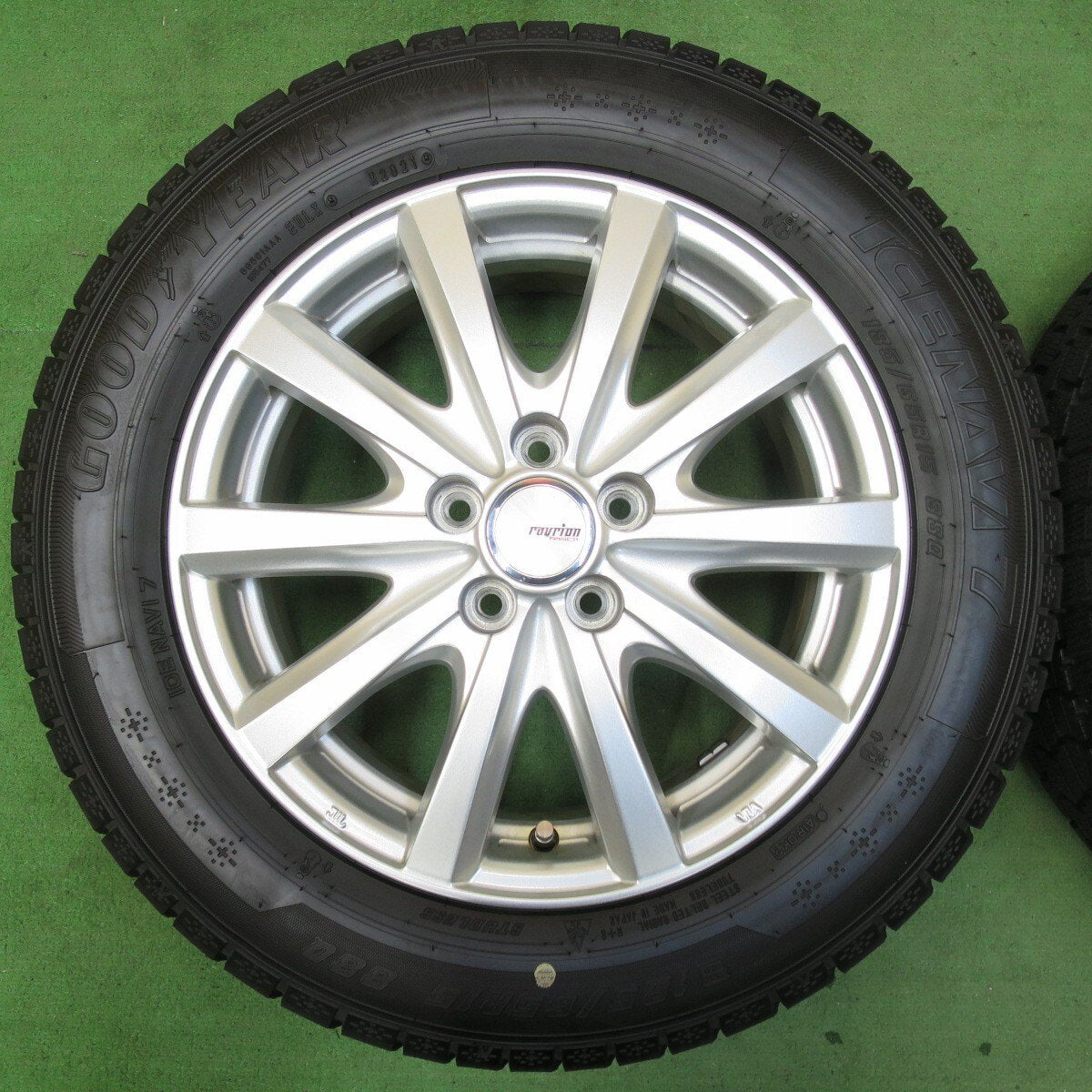 バリ溝!21年!キレイ!ほぼ10分★シエンタ 等 185/65R15 スタッドレス グッドイヤー アイスナビ7 ravrion RS01 ラブリオン 15インチ PCD100/5H★5012004イス