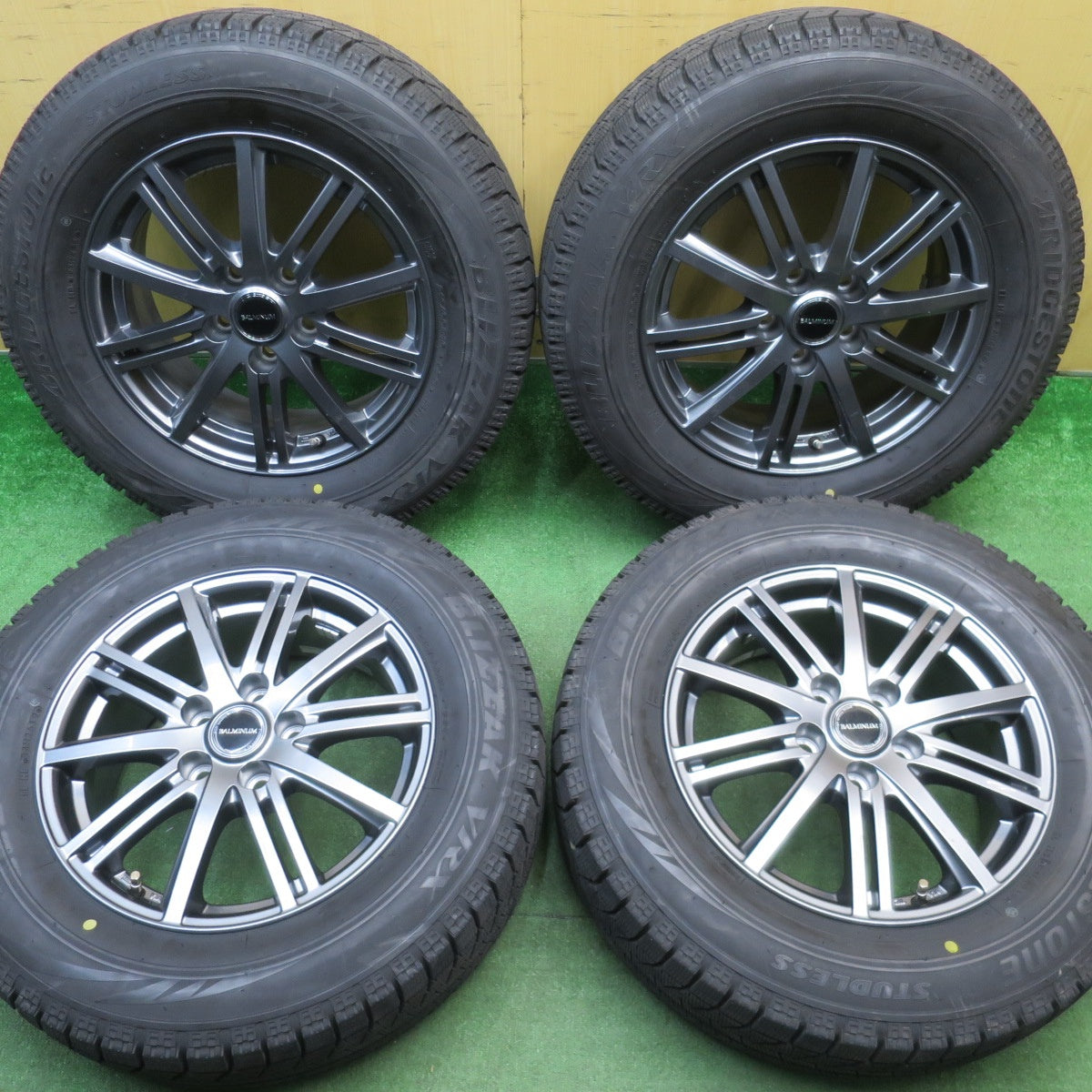 バリ溝！キレイ！ほぼ10分☆スタッドレス 215/65R16 ブリヂストン 