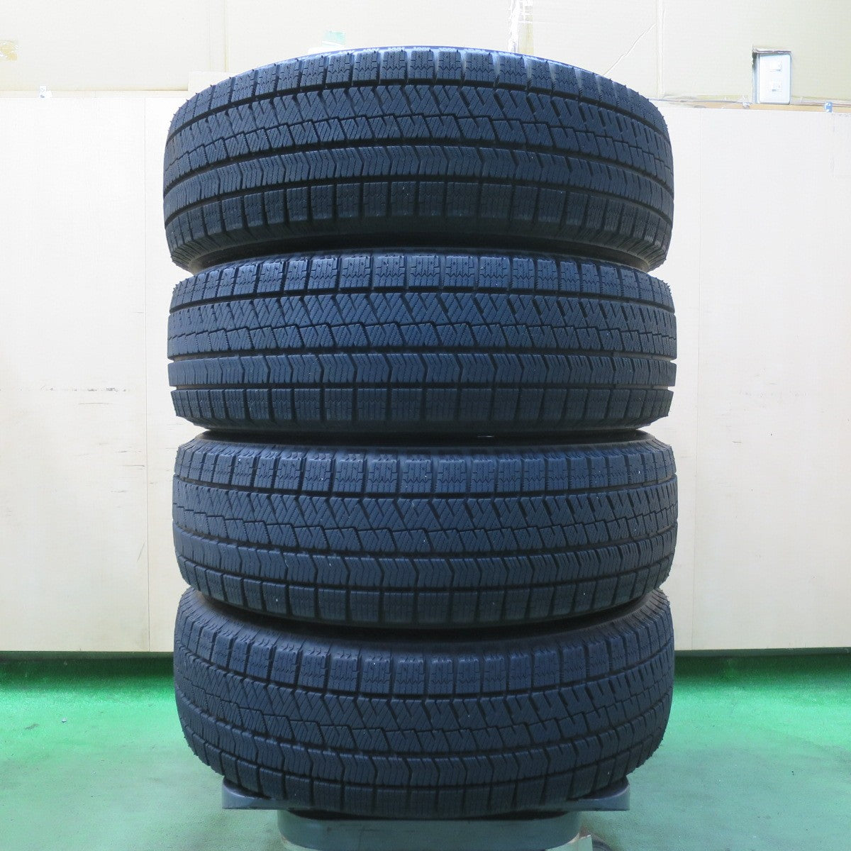 バリ溝!22年!キレイ!9.5分以上★ライズ ロッキー レックス 等 195/65R16 スタッドレス ブリヂストン ブリザック VRX2 MiLLOUS ミルアス 16インチ PCD100/5H★5102705イス