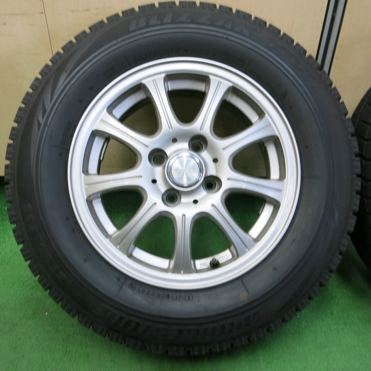 バリ溝!キレイ!8.5分★スタッドレス 185/70R14 ブリヂストン ブリザック VRX LAYCEA レイシア PCD100/4H★4053101イス