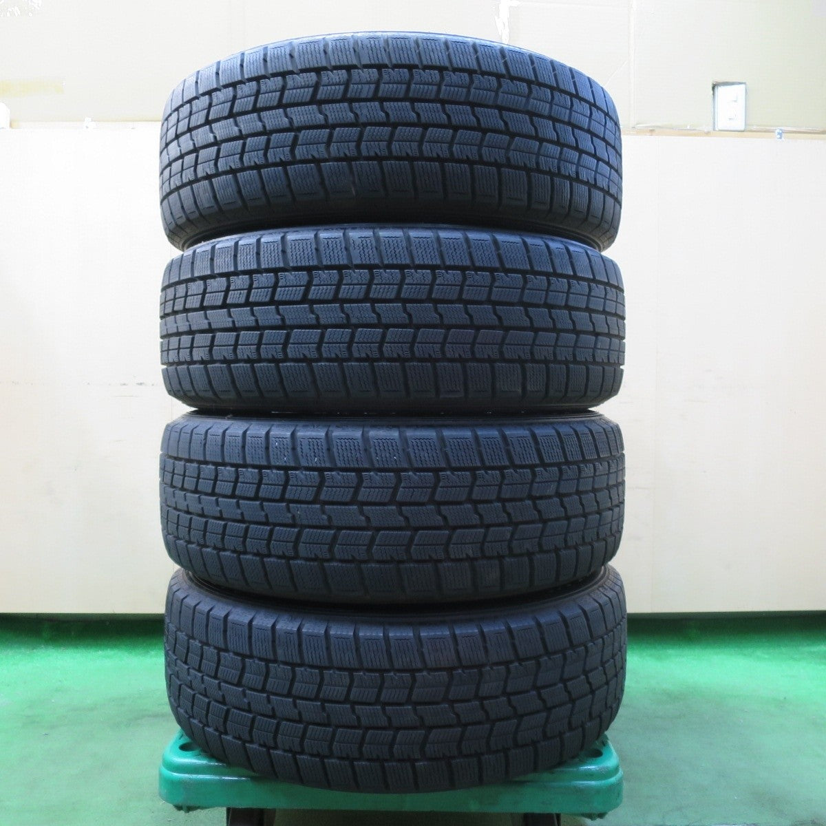 バリ溝!23年!キレイ!9.5分★スタッドレス 215/55R17 グッドイヤー アイスナビ7 ravrion RS01 ラブリオン 17インチ PCD114.3/5H★5012810イス