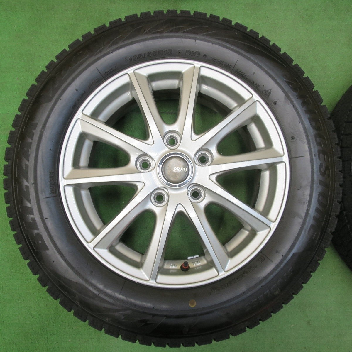 超バリ溝!23年!キレイ!ほぼ10分★スタッドレス 195/65R15 ブリヂストン ブリザック VRX2 PREO プレオ 15インチ PCD114.3/5H★4121103イス