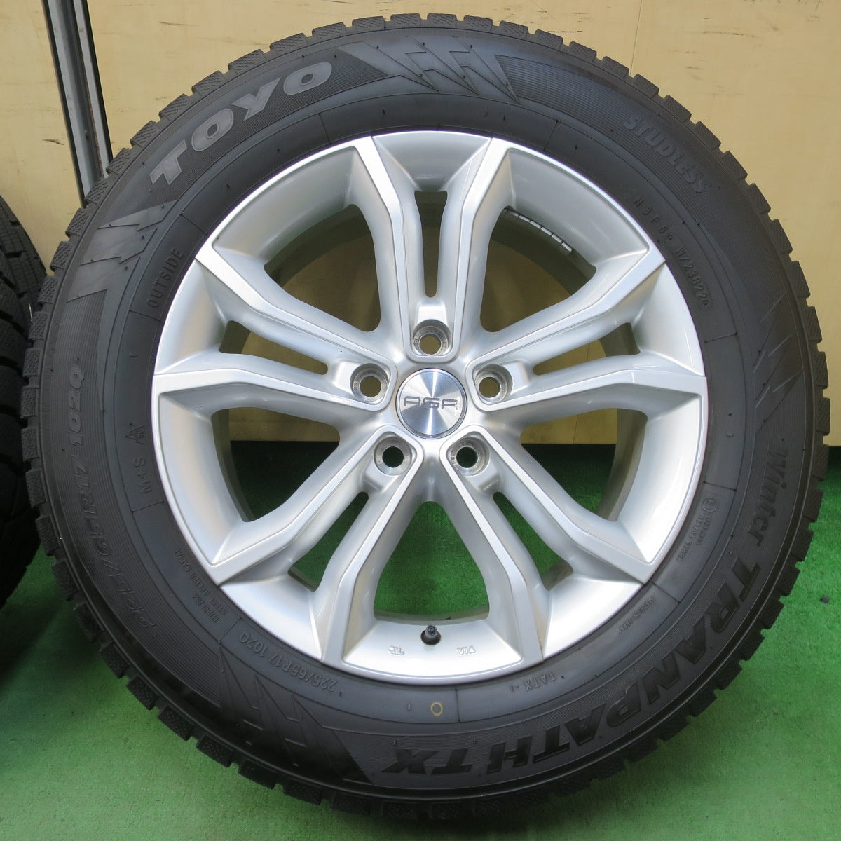 バリ溝!22年!キレイ!9.5分★レクサス NX 等 AGA 225/65R17 スタッドレス トーヨー ウインター トランパス TX 17インチ PCD114.3/5H★5042401イス