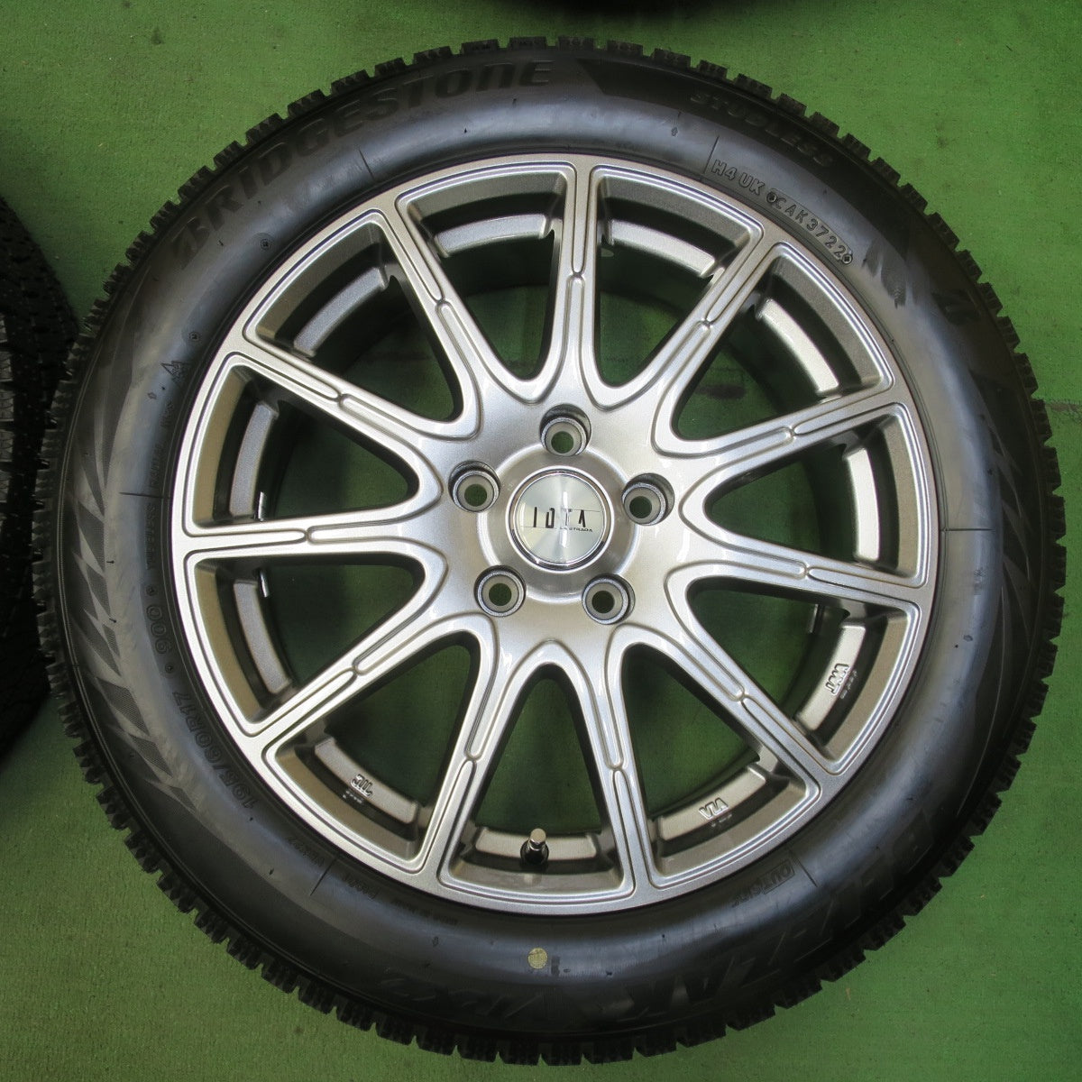 未使用!22年★スタッドレス 195/60R17 ブリヂストン ブリザック VRX2 IOTA LA STRADA 阿部商会 ラ ストラーダ イオタ 17インチ PCD114.3/5H★5072803イス