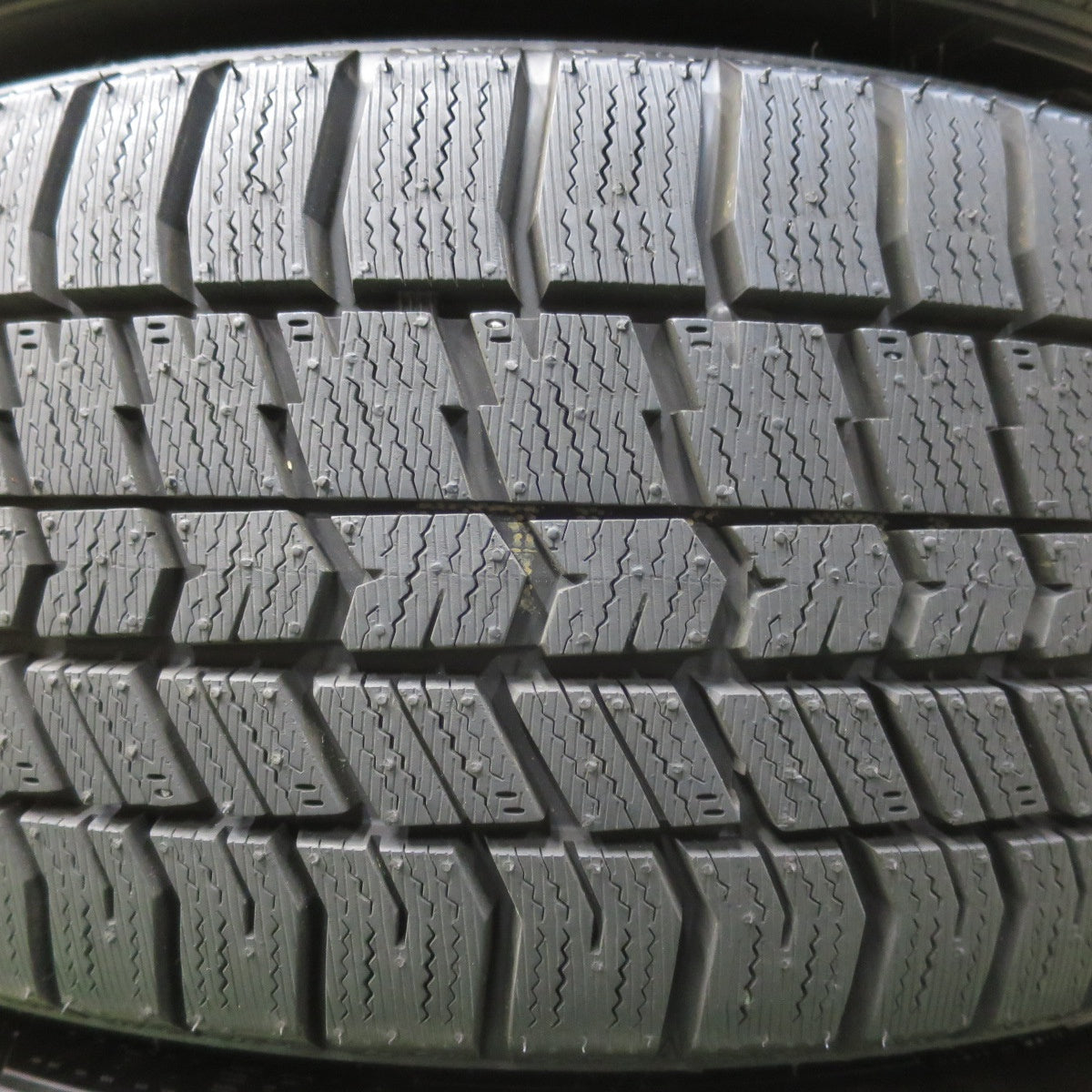 ほぼ未使用!24年!美品★LOXARNY SPORT 205/45R17 スタッドレス グッドイヤー アイスナビ8 ロクサーニ スポーツ 17インチ PCD114.3/5H★5103017イス