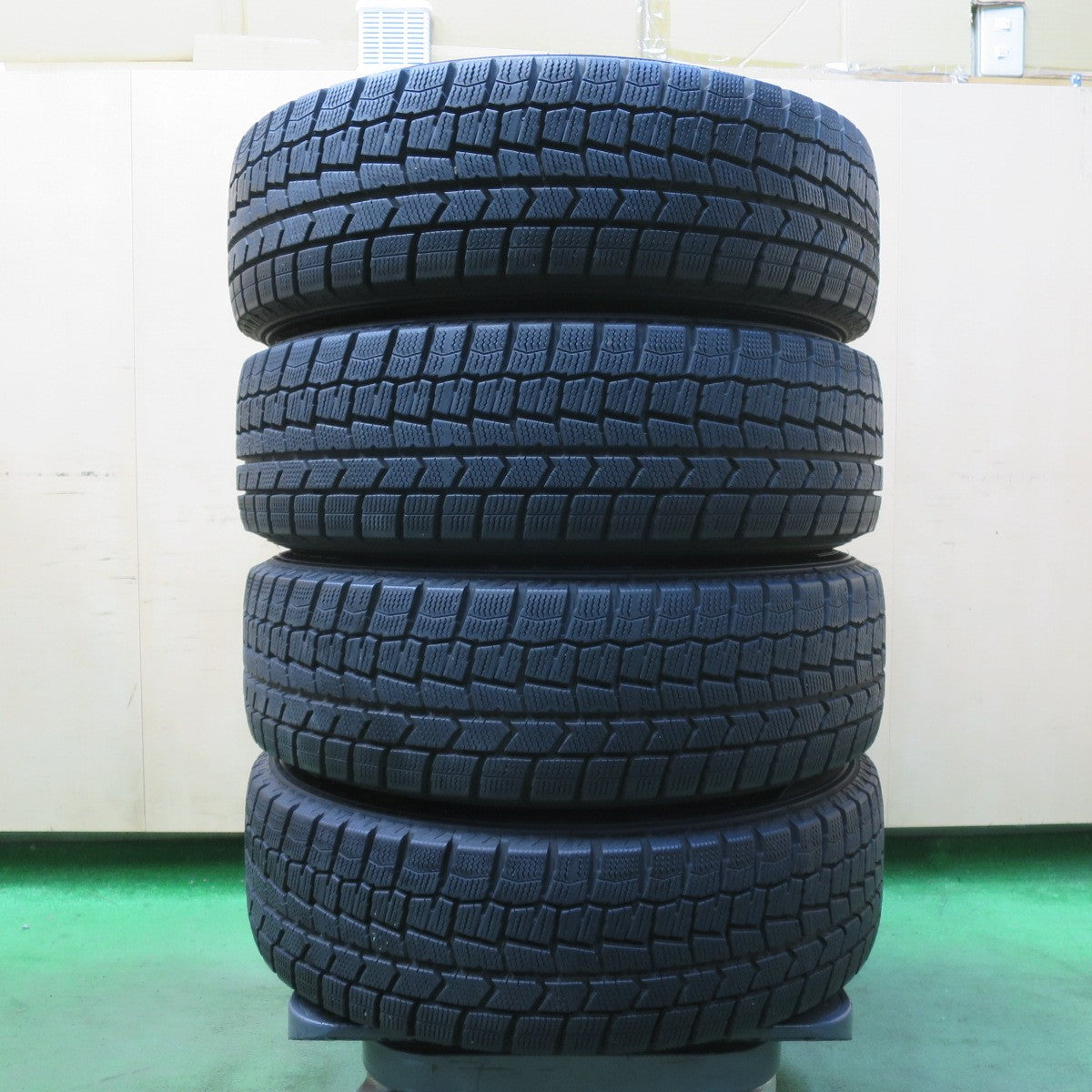 バリ溝!キレイ!9.5分★MINI F55 F56 ミニ クーパー 純正 175/65R15 スタッドレス ダンロップ ウインターマックス WM02 15インチ PCD112/5H★5103114イス