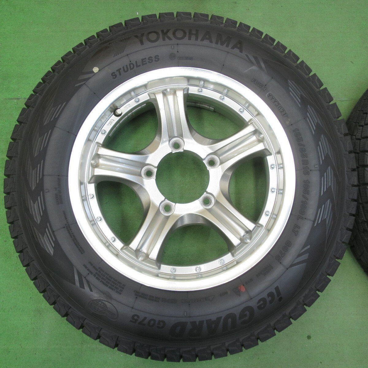 バリ溝!21年!9.5分★ジムニー 185/85R16 105/103L スタッドレス ヨコハマ アイスガード G075 社外 アルミ 16インチ PCD139.7/5H★5032702イス
