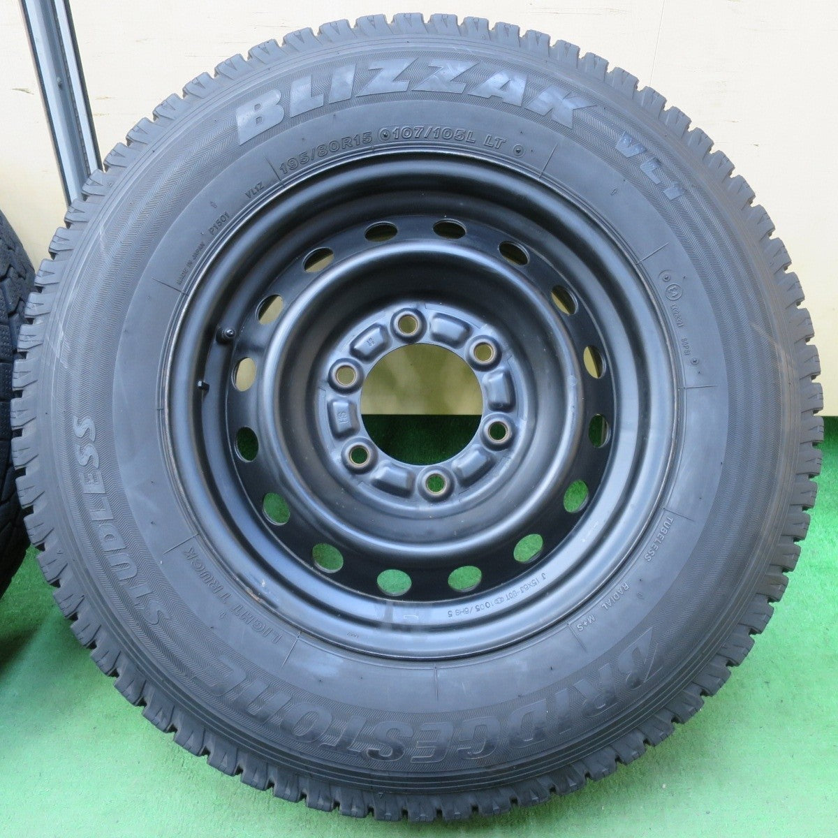 バリ溝!9.5分★トヨタ ハイエース 純正 スチール 195/80R15 107/105L スタッドレス ブリヂストン ブリザック VL1 15インチ PCD139.7/6H★5031205イス