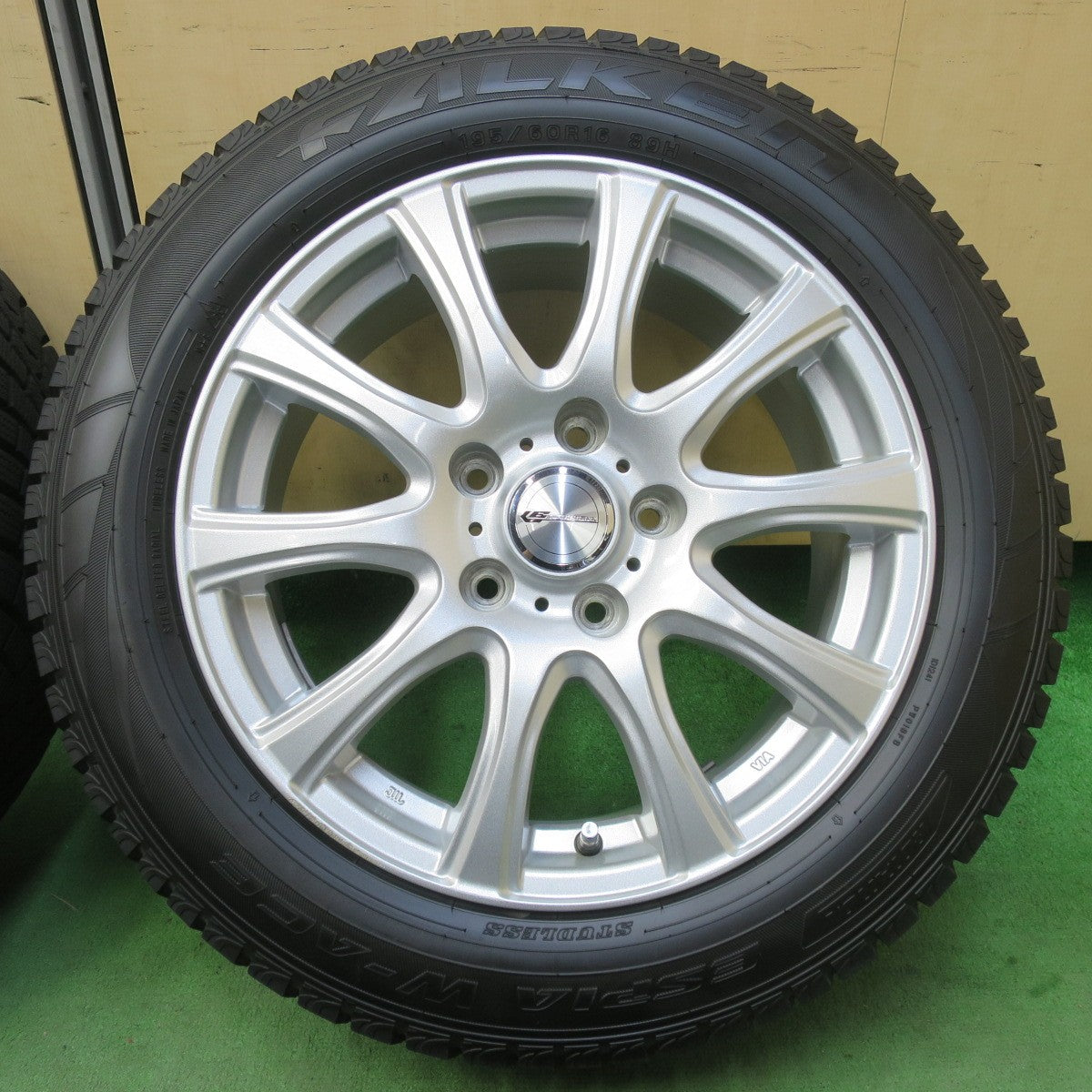 超バリ溝!キレイ!9.5分以上★スタッドレス 195/60R16 ファルケン エスピア W-ACE LAUFBAHN ラウフバーン 16インチ PCD114.3/5H★5050804イス