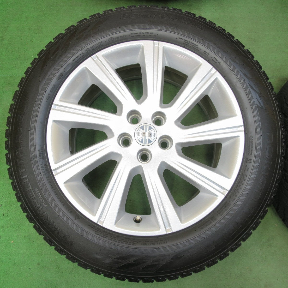 バリ溝!キレイ!9.5分★ジャガー E-PACE 純正 235/60R18 スタッドレス ノキアン ハッカペリッタ R3 SUV Eペース Eペイス 18インチ PCD108/5H★5042910イス